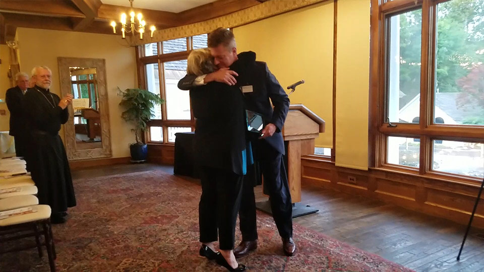 Carolyn Benthien, recipient of the Guardian Angel Award, hugs CCNH President and CEO Tom Blonski at the 2018 Annual Meeting.
